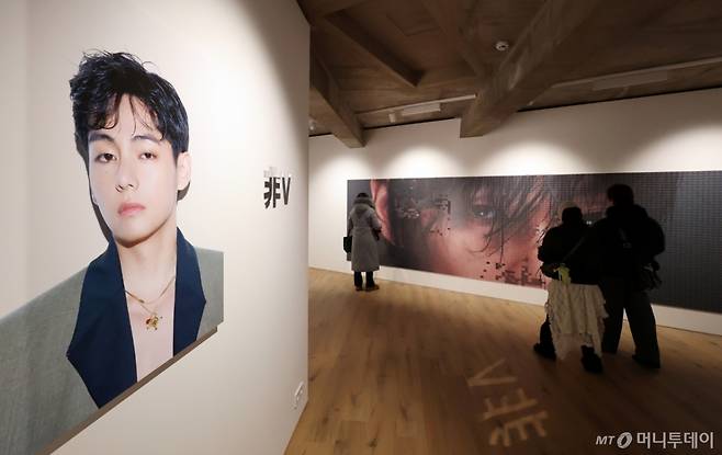 (서울=뉴스1) 김진환 기자 = 20일 오후 서울 중구 프리즈 하우스 서울에서 열린 BTS 뷔의 포토북 ‘타입 비(TYPE 非)’ 발간 기념 오프라인 전시 ‘뷔 타입 비 : 온-사이트 인 서울(V TYPE 非 : ON-SITE IN SEOUL)’을 찾은 관람객들이 전시물을 관람하고 있다.   한편 뷔가 속한 BTS는?3월 20일 다섯 번째 정규 앨범 ‘아리랑(ARIRANG)’을 발매한다. 2026.1.20/뉴스1  Copyright (C) 뉴스1. All rights reserved. 무단 전재 및 재배포,  AI학습 이용 금지. /사진=(서울=뉴스1) 김진환 기자