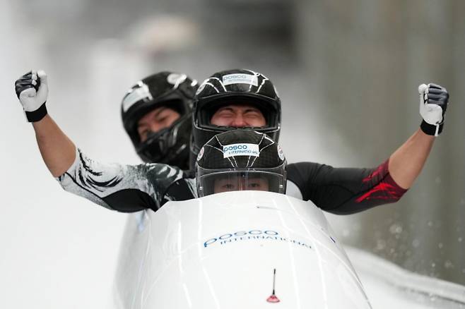 김진수, 김선욱, 김형근, 이건우(팀 김진수)가 지난해 11월23일(현지시각) 이탈리아 코르티나담페초에서 열린 2025-26 국제봅슬레이스켈레톤연맹(IBSF) 월드컵 1차 남자 4인승 봅슬레이 2차 시기에서 결승선을 통과한 후 환호하고 있다. /사진=뉴시스