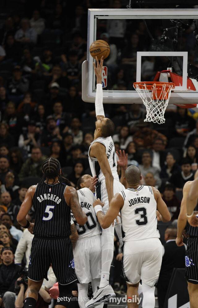 Wembanya Ma (second from the right) blocks a shot. /Getty Images Korea