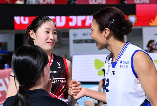 정관장 인쿠시와 현대건설 자스티스가 경기 후 인사하고 있다 / 한국배구연맹(KOVO)