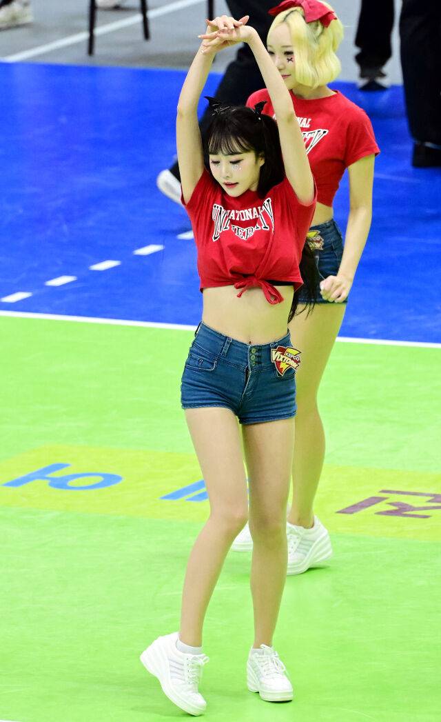한국전력-대한항공과의 경기에서 공연을 펼치고 있는 치어리더 정가예 / 한국배구연맹(KOVO)