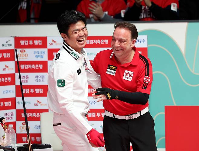 다니엘 산체스(오른쪽)가 환하게 웃으며 우승자 응우옌 꾸옥 응우옌에 축하를 건네고 있다.