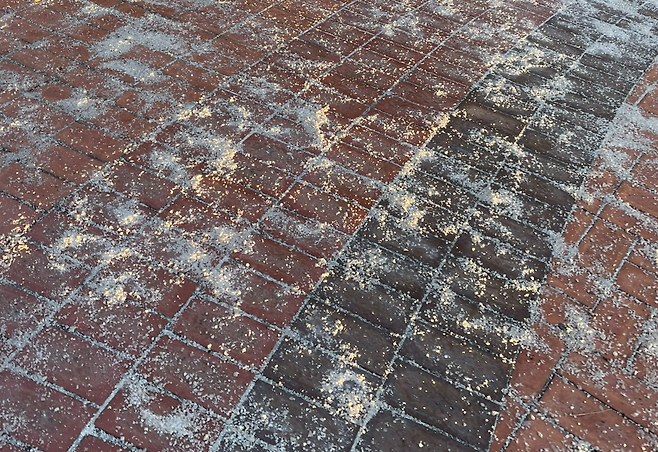 녹지 않은 제설제가 눈처럼 쌓인 모습.[X(구 트위터) 갈무리]