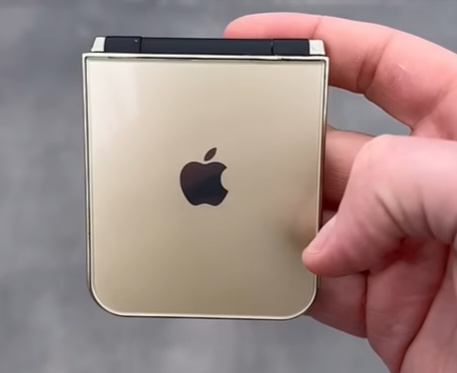 클램셸 구조의 애플 폴더블폰 예상 이미지 [유튜브( @unboxtherapy) 갈무리]