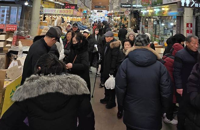 지난달 31일 정선 아리랑시장을 찾은 관광객들 모습.(사진=뉴시스) *재판매 및 DB 금지