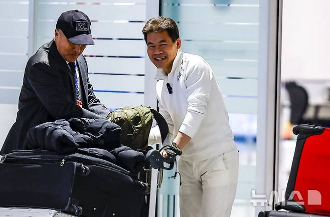 [인천공항=뉴시스] 정병혁 기자 = 미국에 체류 중인 것으로 알려진 전직 한국사 강사 전한길씨가 3일 인천국제공항을 통해 귀국하고 있다. 2026.02.03. jhope@newsis.com