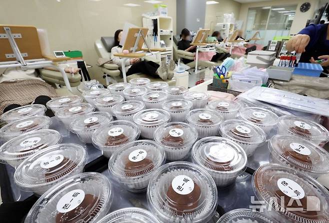 [부산=뉴시스] 하경민 기자 = 전혈 헌혈자를 대상으로 '두쫀쿠(두바이쫀득쿠키)' 선착순 증정 이벤트가 열린 29일 부산 부산진구 헌혈의집 서면센터에서 시민들이 헌혈에 동참하고 있다.  2026.01.29. yulnetphoto@newsis.com