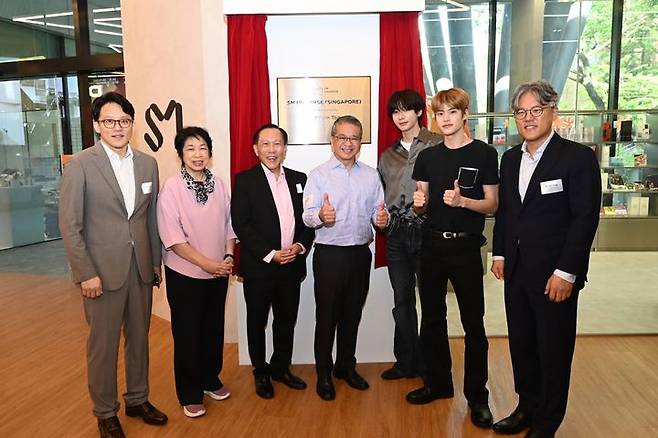 [서울=뉴시스] 왼쪽부터 SM 이성수 CAO, SM유니버스 싱가포르 Lim Hwee Hua 부회장, SM 유니버스 싱가포르 Andy Lim 회장, Edwin Tong 법무부 장관 및 내무부 부장관, RIIZE 앤톤, RIIZE 소희, SM 장철혁 대표. (사진 = SM엔터테인먼트 제공) 2026.02.03. photo@newsis. *재판매 및 DB 금지