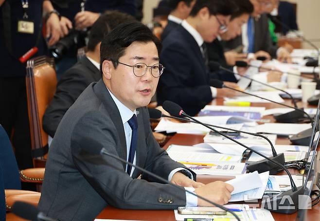 [서울=뉴시스] 고승민 기자 = 박찬대 더불어민주당 의원이 지난해 10월28일 서울 여의도 국회에서 열린 정무위원회의 국가보훈부, 국무조정실 등 국정감사에서 질의하고 있다. 2025.10.28. kkssmm99@newsis.com