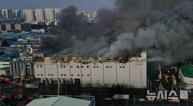 [시흥=뉴시스] 김종택 기자 = 3일 경기 시흥시 정왕동 SPC 삼립 시화공장에서 불이 나 검은 연기가 하늘로 치솟고 있다. 2026.02.03. jtk@newsis.com