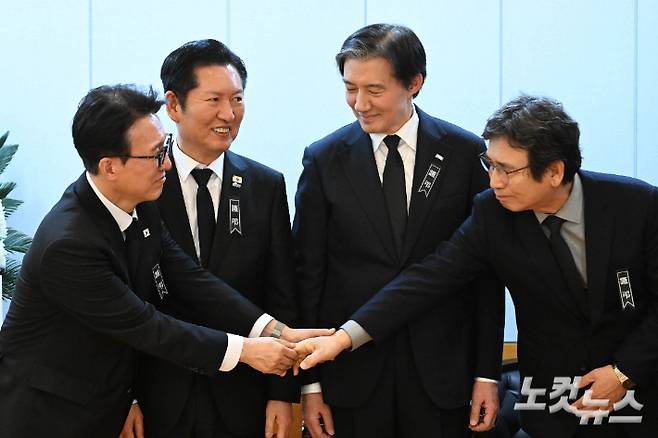 김민석 국무총리(왼쪽 첫번째)가 7일 서울 종로구 서울대학교병원 장례식장에 마련된 이해찬 민주평화통일자문회의 수석부의장의 빈소에서 정청래 더불어민주당 대표(왼쪽 두번째), 조국 조국혁신당 대표(오른쪽 두번째), 유시민 작가(오른쪽 첫번째)와 대화하고 있다. 사진공동취재단