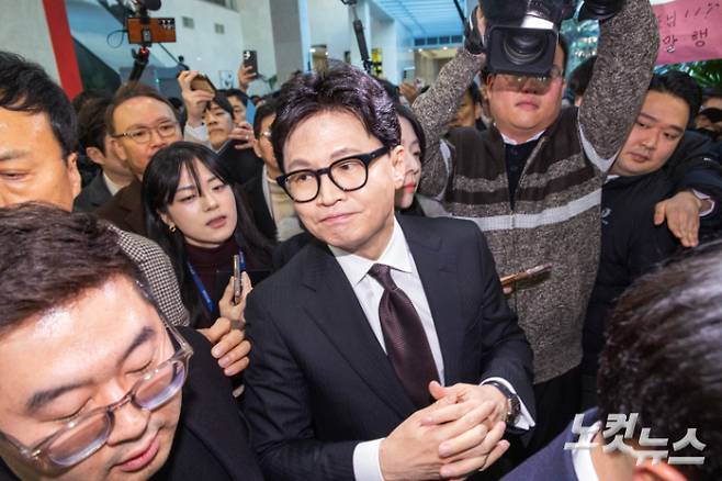 국민의힘이 한동훈 전 대표의 제명을 확정한 29일 오후 한동훈 전 국민의힘 대표가 서울 여의도 국회에서 입장 발표를 마친 후 소통관을 나서고 있다. 황진환 기자