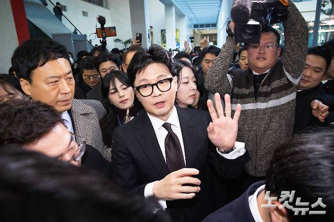 국민의힘이 한동훈 전 대표의 제명을 확정한 지난 달29일 오후 한동훈 전 국민의힘 대표가 서울 여의도 국회에서 입장 발표를 마친 후 소통관을 나서고 있다. 황진환 기자