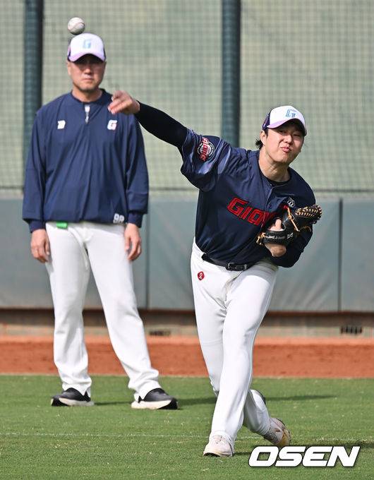 [OSEN=타이난(대만) , 이석우 기자] 프로야구 롯데 자이언츠가 31일(한국시간) 대만 타이난 아시아-태평양 국제야구센터에 스프링캠프를 차리고 구슬땀을 흘렸다.김태형 감독 등&nbsp;코치진과 투수&nbsp;20명,&nbsp;포수&nbsp;5명,&nbsp;내야수&nbsp;9명,&nbsp;외야수&nbsp;7명 등 총&nbsp;41명의 선수단이 1월 20일까지 1차 캠프에서 체력 강화와 기술 훈련을 치른 뒤 21일부터 3월 5일까지 일본 미야자키로 옮겨 2차 캠프에서 구춘리그에 참가해 실전 감각을 점검한다.롯데 최충연이 훈련을 하고 있다. 2026.01.31 / foto0307@osen.co.kr