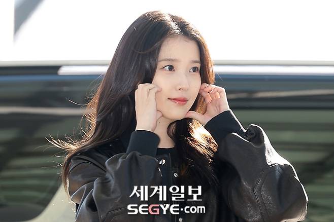 가수 겸 배우 아이유(IU)가 한국인이 선호하는 광고 모델 1위 자리를 차지했다. 사진은 지난해 12월 5일 해외 일정 차 인천광역시 중구 인천국제공항을 통해 대만으로 출국 하는 아이유. 한윤종 기자