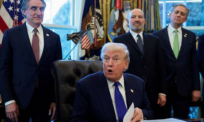 트럼프, 희토류 中 의존 탈피 선언 도널드 트럼프 미국 대통령이 2일(현지시간) 워싱턴 백악관에서 핵심광물 비축 계획인 ‘프로젝트 볼트’를 발표하고 있다. 미국은 희토류 등 민간 기업용 핵심광물 비축에 120억달러를 투자하기로 했다. 워싱턴=로이터연합뉴스