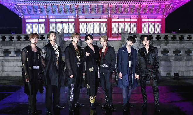 글로벌 슈퍼 그룹 방탄소년단(BTS)이 다음 달 21일 서울 광화문광장에서 정규 5집 발매 기념으로 여는 ‘BTS 컴백 라이브: 아리랑’ 공연이 넷플릭스를 통해 전 세계 190여 개국에 생중계된다. 사진은 2020년 미국 NBC방송 ‘더 투나잇 쇼 스타링 지미 팰런’ 에서 경복궁 근정전을 배경으로 무대를 선보이는 BTS. 빅히트 뮤직 제공