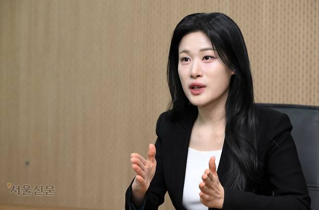 추다은 변호사가 1일 서울 중구 한국프레스센터에서 진행한 서울신문과의 인터뷰에서 AI에 위협받는 청년 법조인들의 위기감을 전하고 있다. 도준석 전문기자