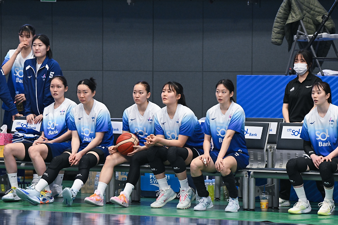 인천 신한은행 주축 선수들이 1일 인천 도원체육관에서 열린 2025~26 여자프로농구 신한은행과 부천 하나은행의 경기를 지켜보고 있다. 2026.2.1 WKBL 제공