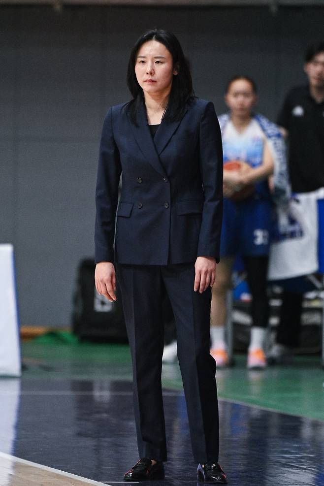 최윤아 인천 신한은행 감독이 1일 인천 도원체육관에서 열린 2025~26 여자프로농구 신한은행과 부천 하나은행의 경기를 비통한 표정으로 지켜보고 있다. 2026.2.1 WKBL 제공