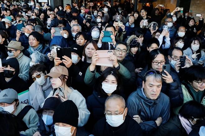 일본 유권자들이 3일 오전 일본 사이타마현 구키역 광장에서 다카이치 사나에 총리의 후보 지원 유세를 휴대전화로 촬영하고 있다.   사이타마 로이터 연합뉴스