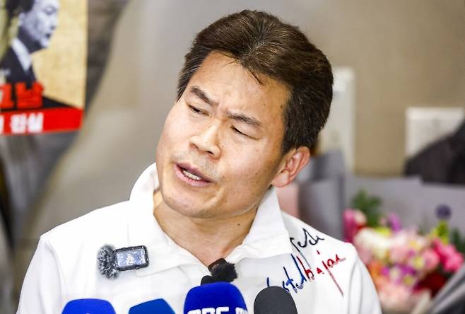 전한길, 162일 만에 귀국 - 미국에 체류 중인 것으로 알려진 전직 한국사 강사 전한길씨가 3일 인천국제공항을 통해 귀국해 입장을 밝히고 있다. 2026.02.03. 뉴시스