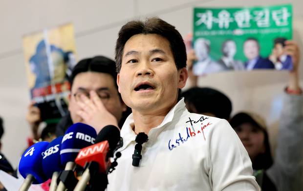 전한길 전 한국사 강사가 3일 인천국제공항 제2여객터미널로 귀국해 기자회견을 갖고 있다. 뉴스1