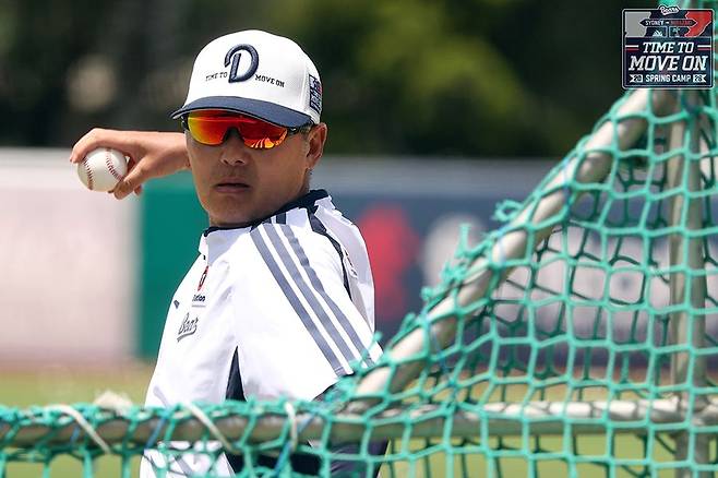 ▲ 2일 오후 훈련에서 타자들에게 직접 배팅볼을 던져주고 있는 김원형 감독 ⓒ두산베어스