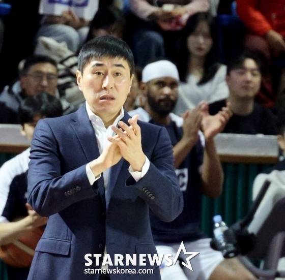 이상민 부산KCC 감독이 2일 오후 7시 잠실학생실내체육관에서 열린 2024~2025 LG전자 프로농구 정규리그 5라운드 경기 중 박수치고 있다. /사진=강영조 선임기자