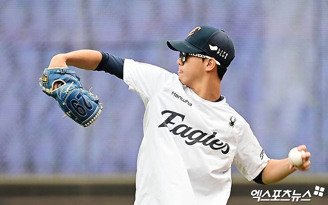 한화 이글스 황준서가 벌크업 이후 첫 불펜 피칭에서 긍정적인 성과를 거뒀다. 그는 2일 한화 공식 유튜브 채널 'Eagles TV' 영상에 출연해 '(비시즌 동안)한 5~6kg 정도 체중이 늘었다. 대전에서 이지풍 트레이닝 코치님이랑 계속 웨이트 트레이닝하면서 프로틴을 3개씩 먹었다. 아침까지 잘 챙겨 먹다 보니까 그 몸무게를 찍은 것 같다'며 '제가 느끼기에는 그래도 힘이 좀 생긴 것 같다. 오늘은 체감이 됐다. 공을 때리는 데에 있어서 뭔가 힘이 더 실리는 느낌'이라고 말했다. 엑스포츠뉴스 DB