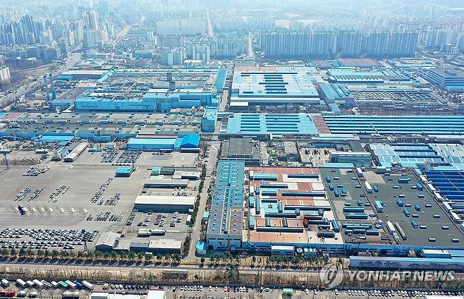 미국 자동차 25% 관세 부과, 한국GM 수출 영향은 (인천=연합뉴스) 임순석 기자 = 도널드 트럼프 미국 대통령의 외국산 자동차에 대한 25％ 관세 부과 시행을 앞둔 1일 인천 부평구 한국GM 부평공장 모습.
    미국의 외국산 자동차 관세 부과로 한국GM이 큰 타격받을 것으로 보인다. 지난해 한국GM 부평공장과 창원공장에서 생산한 차량 49만9천559대 가운데 미국 수출 비율은 83.8%에 달했다. 2025.4.1 soonseok02@yna.co.kr