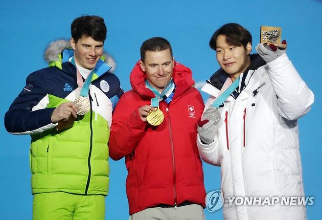 2018 평창 동계 올림픽 시상식 때 이상호(오른쪽) [연합뉴스 자료사진]