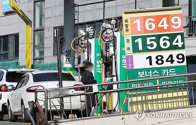 주유소 이용하는 시민들 [연합뉴스 자료사진]