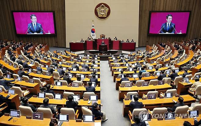 한병도 원내대표, 교섭단체 대표 연설 (서울=연합뉴스) 이동해 기자 = 더불어민주당 한병도 원내대표가 3일 국회에서 열린 제432회 국회(임시회) 제2차 본회의에서 국정에 관한 교섭단체 대표 연설을 하고 있다. 2026.2.3 eastsea@yna.co.kr