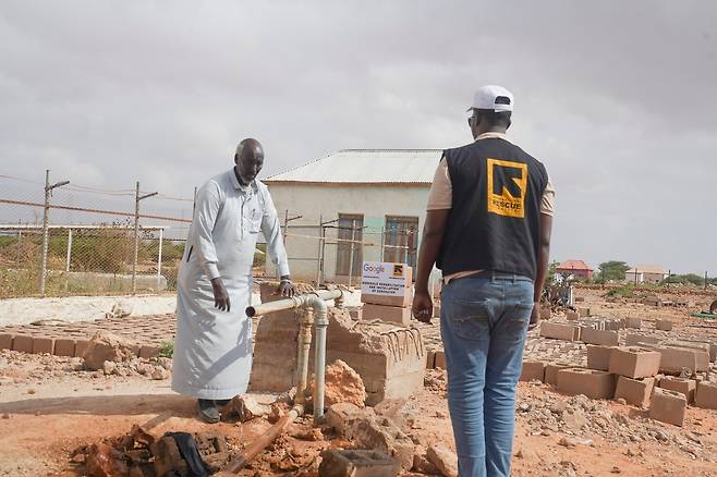 가뭄 피해 지역인 소말리아 무두그에서 식수 시설을 제공한 IRC [국제구조위원회 제공. 재판매 및 DB 금지]