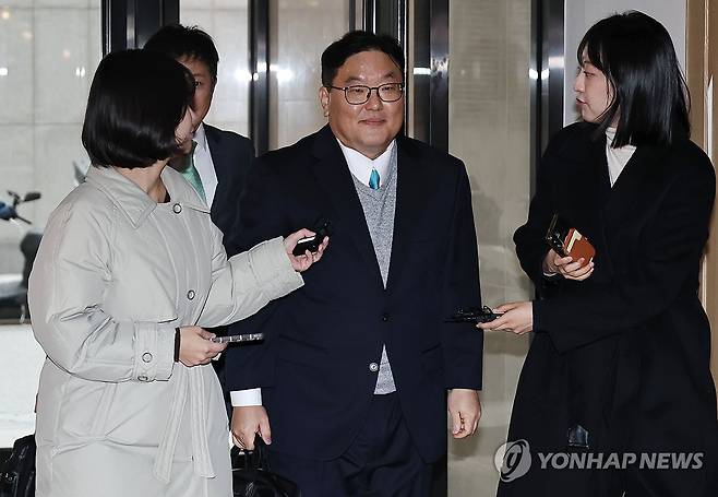 '쿠팡 외압 의혹' 상설특검 출석하는 엄희준 검사 (서울=연합뉴스) 김인철 기자 = 쿠팡의 퇴직금 미지급 의혹을 수사 중이던 문지석 부장검사에게 무혐의 처분 하라고 압력을 행사한 혐의를 받는 엄희준 광주고검 검사가 9일 서울 서초구 안권섭 상설특별검사 사무실로 출석하며 취재진 질문에 답하고 있다. 2026.1.9 yatoya@yna.co.kr