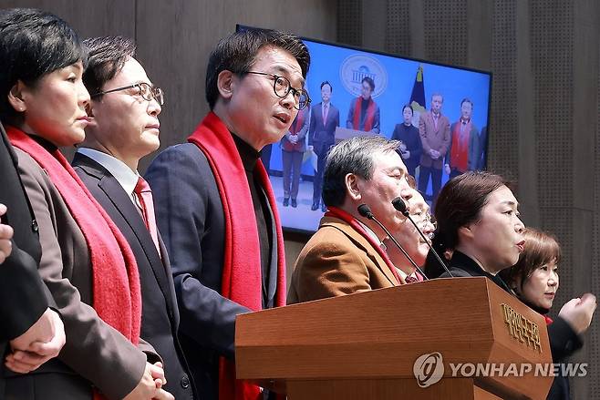 '조광한 최고위원과 설전' 정성국 의원 비판하는 국민의힘 원외당협위원장 (서울=연합뉴스) 신현우 기자 = 국민의힘 홍형선 원외당협위원장협의회 회장 직무대행과 원외당협위원장들이 3일 국회 소통관에서 전날 의원총회에서 정성국 의원이 조광한 최고위원의 의총 참석 자격을 거론하며 설전을 벌인 것과 관련해 정 의원을 비판하고 있다. 전날 국민의힘 의총에서 정 의원 등 친한계 의원이 장동혁 대표 체제에서 임명된 조 최고위원에게 "의원이 아닌데 의원총회에 참석해도 되느냐"는 취지로 말하자 조 최고위원이 반발하면서 고성과 반말 등 거친 언사가 오간 것으로 전해진 바 있다. 2026.2.3 nowwego@yna.co.kr