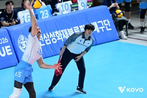 카일 러셀의 강력한 스파이크 서브 [한국배구연맹 제공. 재판매 및 DB 금지]