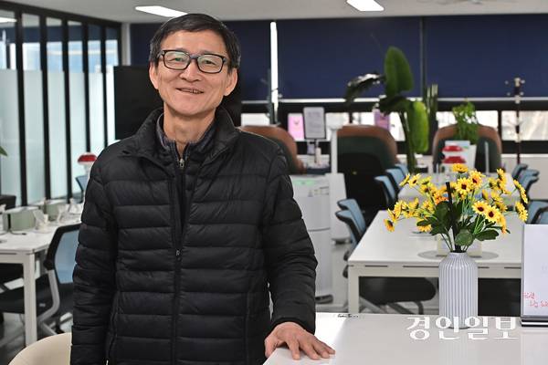 지난 1월 출범한 인천노동공제회 ‘파란우산’은 배달 노동자, 대리 기사, 프리랜서 등 불안정 노동자들을 위한 사회적 안전망이다. 송보석 인천노동공제회 운영위원장은 “노동자들이 모여 만들어진 공제회가 어려운 순간 서로의 생활을 지키는 든든한 울타리가 됐으면 한다”고 했다. /조재현기자 jhc@kyeongin.com