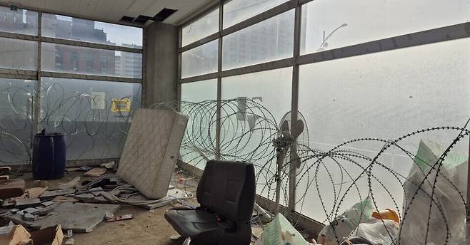 ▲ 논현세일프라자 1층 현장은 건물 안으로 들어오려는 자와 이를 막으려 자들 간의 치열한 대치 상황을 그대로 보여 주고 있다. /인천일보DB