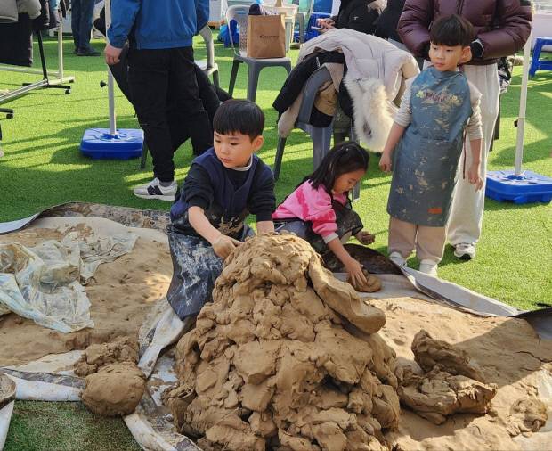 지난해 개최된 강진청자축제장에서 어린이들이 태토밟기 체험을 하고 있다. 강진군 제공