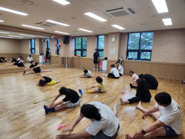 해남군 가족어울림센터에서 지역민들이 가족코칭 프로그램인 '부모와 함께 태권도'에 참여하고 있다. 해남군 제공