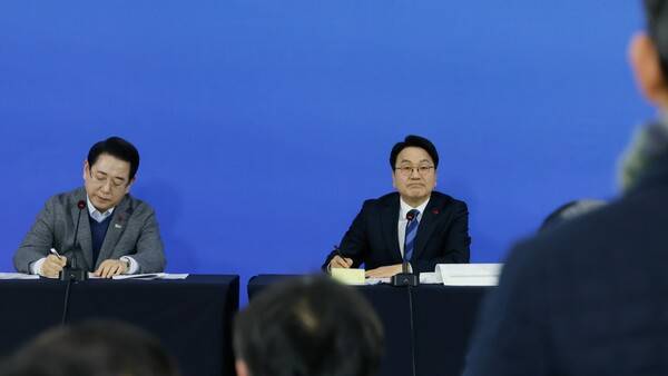 강기정(오른쪽) 광주시장 김영록 전남도지사가 4일 전남 해남문화예술회관에서 열린 '광주·전남 행정통합 찾아가는 타운홀 미팅'에서 대담을 갖고 있다. 판영석 기자