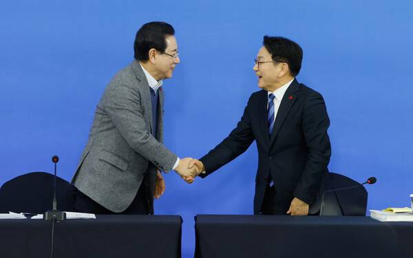 강기정(오른쪽) 광주시장과 김영록 전남도지사가 4일 전남 해남문화예술회관에서 열린 '광주·전남 행정통합 찾아가는 타운홀 미팅'을 마친 뒤 악수하고 있다. 판영석 기자