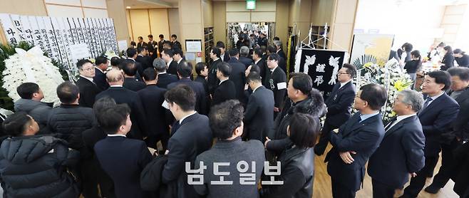 고(故) 정창선 회장 빈소 줄잇는 조문객4일 중흥그룹 창업주인 고(故) 정창선 회장의 빈소가 마련된 광주 서구 VIP장례타운에서 조문객들이 고인의 넋을 기리기 위해 줄지어 서 있다. /임문철 기자 35mm@namdonews.com