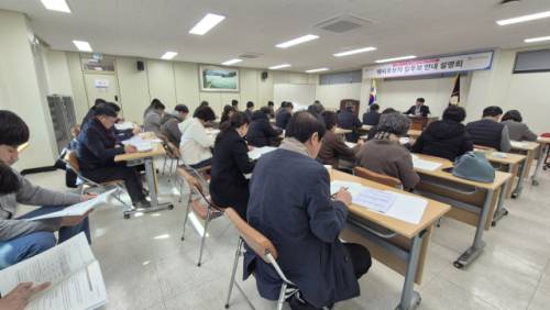 ◇평창군선거관리위원회는 3일 군선관위 1층 회의실에서 입후보예정자와 정당 관계자 등을 대상으로 제9회 전국동시지방선거 예비후보자 입후보안내 설명회를 개최했다.