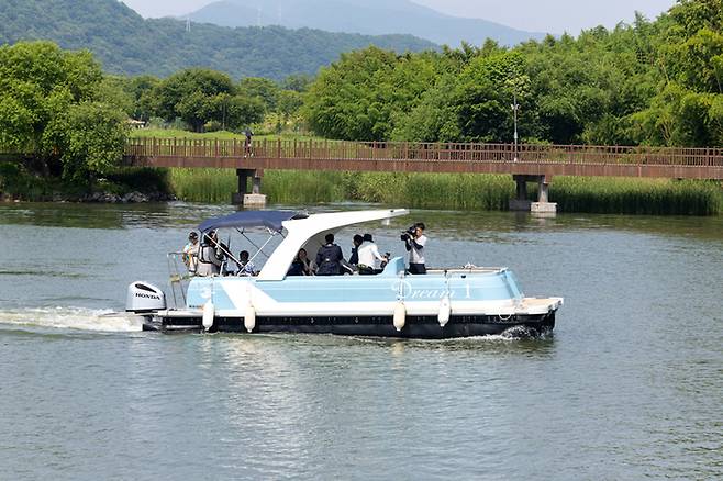 지난해 6월 27일 울산 태화강 일원에서 2028 울산국제정원박람회 개최를 앞두고 태화강국가정원과 여천매립장 간 수상 교통망 구축을 위해 시범 운행한 폰툰보트(Pontoon Boat) 시승을 하고 있다. 최지원 기자.