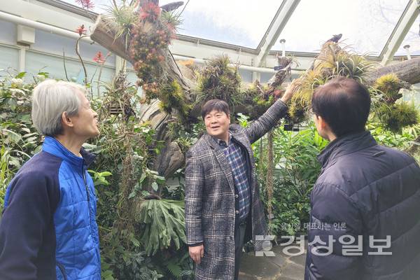 울산시의회 공진혁 의회운영위원장이 4일 울산수목원을 방문해 시설 현황을 점검하고 시민 편의 증진 방안을 모색했다. 시의회 제공