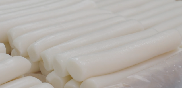 부산 떡방앗간의 갓나온 가래떡. 넷플릭스 ‘미친맛집’ 캡처