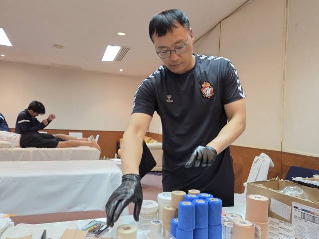 트레이너실에서 경남FC 남기원 의무팀장이 의약품을 정리하고 있다.